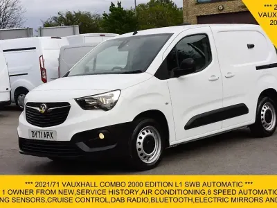 Używany Vauxhall Combo Edition 130 KM (95 kW) 2021 Biały Minivan