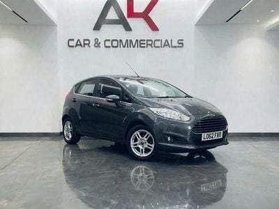 Usado Ford Fiesta Zetec 82 HP (60 kW) 2013 Cinzento Citadino