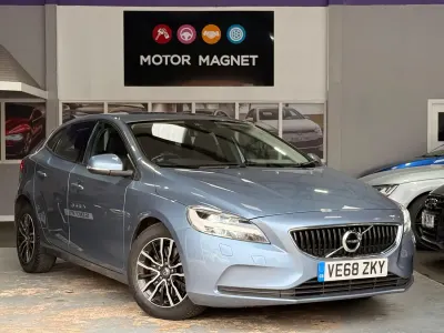 Usado Volvo V40 Momentum 120 HP (88 kW) 2019 Azul Citadino