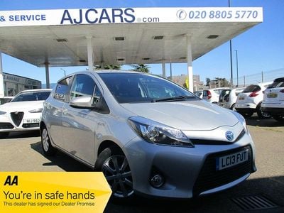 Second-hand Toyota Yaris Hybrid T4 2013 Argintiu Hatchback