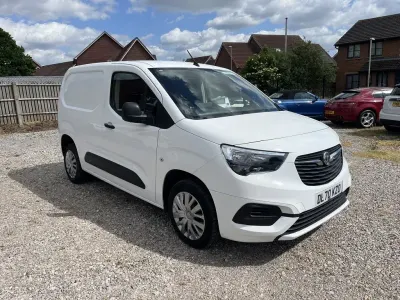 Second-hand Vauxhall Combo Sportive 100 CP (73 kW) 2020 Alb Monovolum