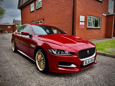 Usado Jaguar XE R-Sport 180 HP (132 kW) 2016 Vermelho Sedan
