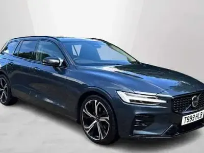 Begagnad Volvo V60 Momentum 194 HK (142 kW) 2021 Svart Kombi