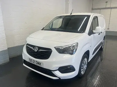 Second-hand Vauxhall Combo Sportive 100 CP (73 kW) 2021 Alb Monovolum