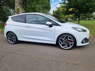 Begagnad Ford Fiesta ST 200 HK (147 kW) 2018 Vit Halvkombi
