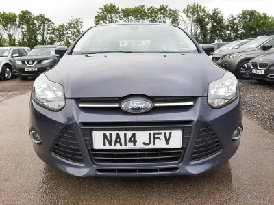 Begagnad Ford Focus Zetec 2014 Grå Halvkombi