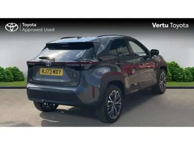 Usado Toyota Yaris Cross 113 HP (83 kW) 2023 Cinzento SUV