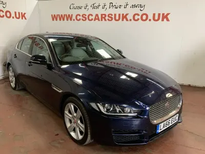 Używany Jaguar XE Portfolio 180 KM (132 kW) 2017 Niebieski Sedan/Limuzyna