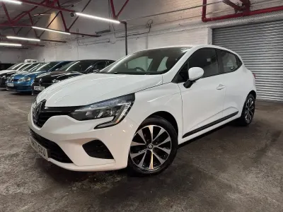Used Renault Clio Iconic 90 HP (66 kW) 2021 White Hatchback