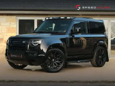 Usado Land Rover Defender 525 HP (386 kW) 2024 Preto SUV