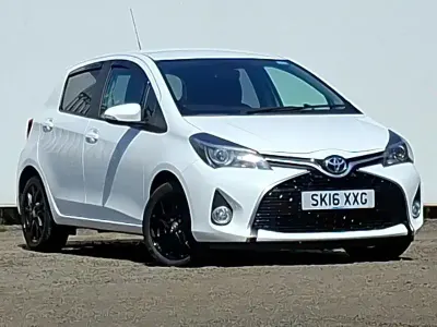 Used Toyota Yaris Design 99 HP (72 kW) 2016 White Hatchback