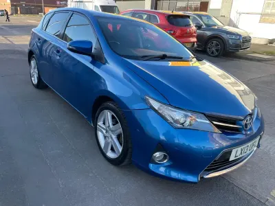Usado Toyota Auris 132 HP (97 kW) 2013 Azul Citadino