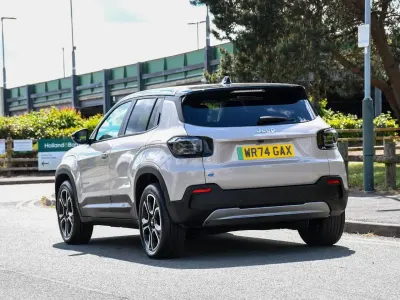 Begagnad Jeep Avenger EV Summit 113 kW (154 HK) 2024 Brun SUV