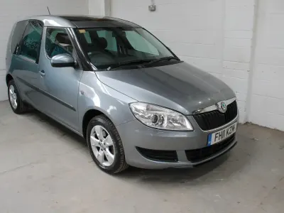 Usado Skoda Roomster SE 105 CV (77 kW) 2011 Gris Monovolumen