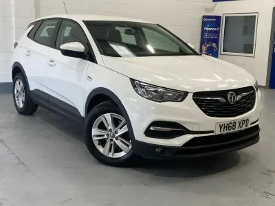 Used Vauxhall Grandland X S 130 HP (95 kW) 2018 White SUV