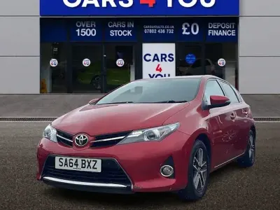 Used Toyota Auris Multidrive S 132 HP (97 kW) 2014 Red Hatchback