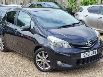 Begagnad Toyota Yaris SR 99 HK (72 kW) 2012 Svart Halvkombi
