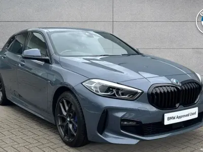 Usado BMW 118 M Sport 136 HP (100 kW) 2023 Cinzento Citadino