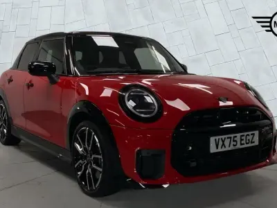 Usado Mini Cooper Hatch 113 kW (154 HP) 2025 Vermelho Citadino
