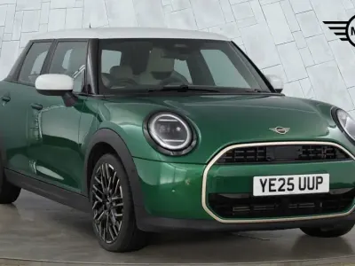 Usado Mini Cooper Hatch 154 CV (113 kW) 2025 Verde Utilitario