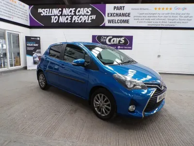 Used Toyota Yaris 99 HP (72 kW) 2016 Blue Hatchback