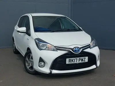 Gebraucht Toyota Yaris Hybrid 100 PS (73 kW) 2017 Weiß Kleinwagen