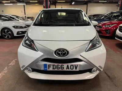 Usado Toyota Aygo X-pure 69 HP (50 kW) 2016 Branco Citadino