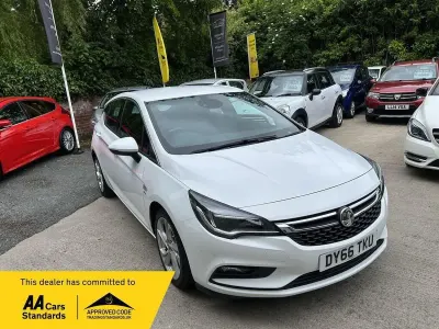 Used Vauxhall Astra SRi 150 HP (110 kW) 2016 White Hatchback