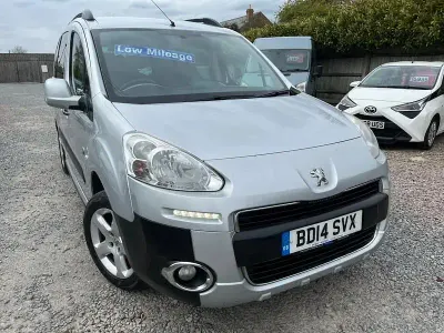 Gebraucht Peugeot Partner Tepee Outdoor 92 PS (67 kW) 2014 Silber Van / Kleinbus