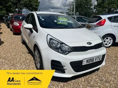 Used Kia Rio Air 75 HP (55 kW) 2016 White Hatchback