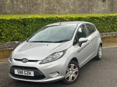 Usado Ford Fiesta 96 CV (70 kW) 2012 Plateado Utilitario