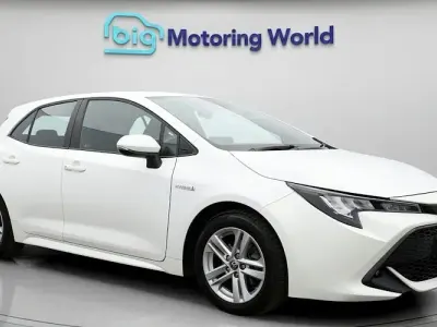 Used Toyota Corolla 122 HP (89 kW) 2021 White Hatchback