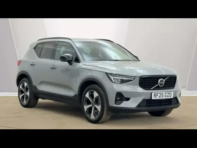 Usado Volvo XC40 Plus 197 HP (144 kW) 2025 Cinzento SUV