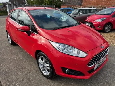 Käytetty Ford Fiesta Zetec 2015 Punainen Viistoperä