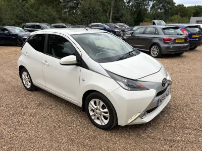 Used Toyota Aygo X-pure 69 HP (50 kW) 2015 White Hatchback