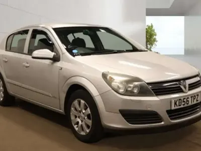 Usado Vauxhall Astra Club 123 CV (90 kW) 2006 Plateado Utilitario