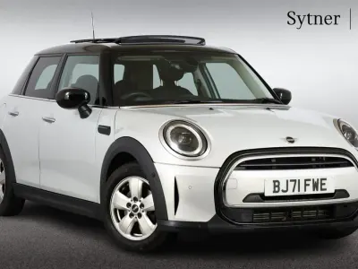 Usado Mini Cooper Classic 134 HP (98 kW) 2021 Prateado Citadino
