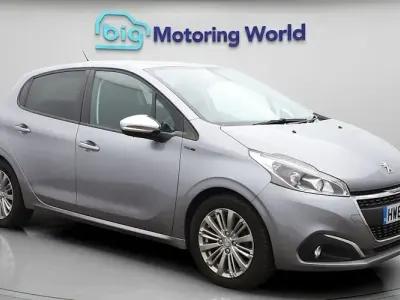 Używany Peugeot 208 Signature Sky 82 KM (60 kW) 2019 Szary Hatchback
