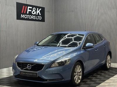 Usado Volvo V40 SE Lux 120 HP (88 kW) 2015 Azul Citadino