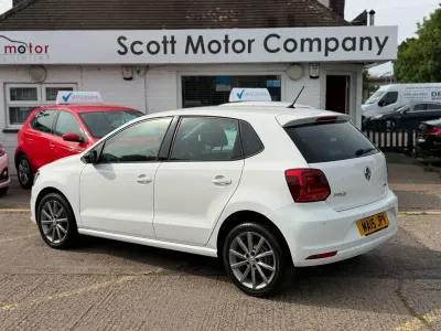 Used VW Polo Design 60 HP (44 kW) 2015 White Hatchback
