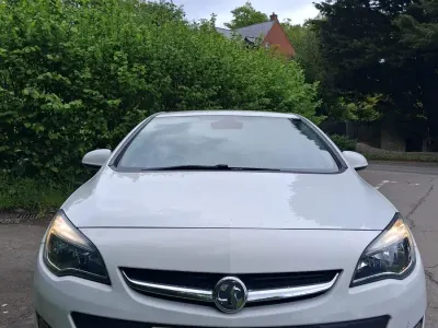 Used Vauxhall Astra Elite 115 HP (84 kW) 2015 White Hatchback