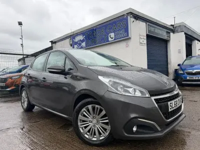 Used Peugeot 208 Signature Sky 82 HP (60 kW) 2018 Grey Hatchback