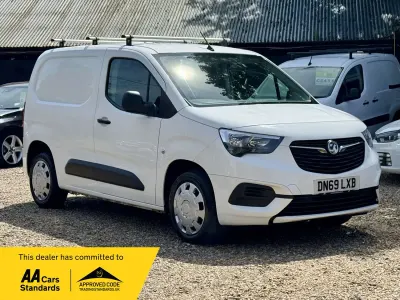 Used Vauxhall Combo Sportive 75 HP (55 kW) 2019 White MPV