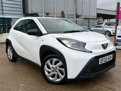 Używany Toyota Aygo X PURE 72 KM (52 kW) 2022 Biały SUV