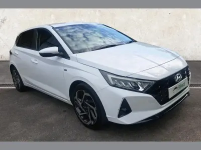 Begagnad Hyundai i20 Premium 99 HK (72 kW) 2023 Vit Halvkombi