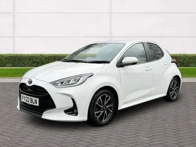 Gebraucht Toyota Yaris Hybrid Design 2022 Weiß Kleinwagen