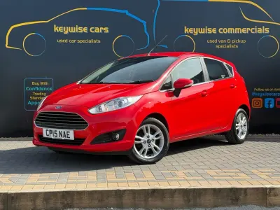 Begagnad Ford Fiesta Zetec 2015 Röd Halvkombi