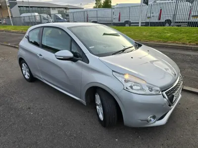 Second-hand Peugeot 208 Active 82 CP (60 kW) 2013 Argintiu Hatchback