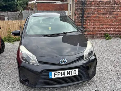Used Toyota Yaris Active 100 HP (73 kW) 2014 Black Hatchback