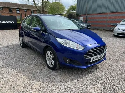 Usado Ford Fiesta Zetec 100 HP (73 kW) 2014 Azul Citadino